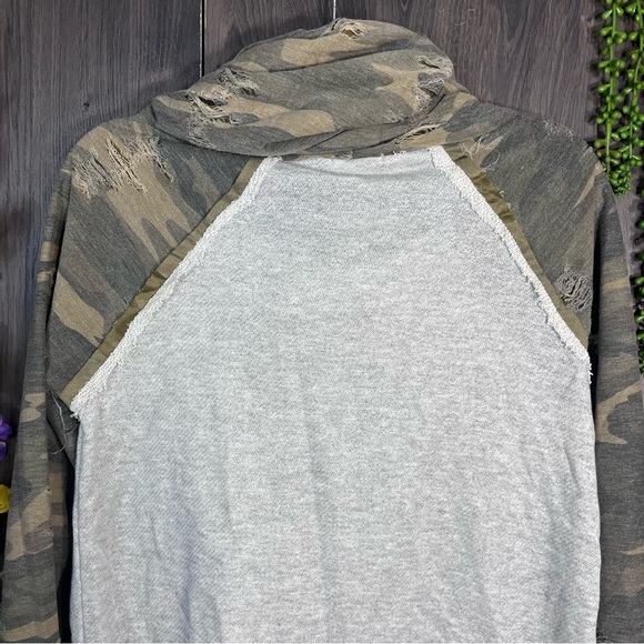 ~💙2/$40💙12pm by Mon Ami Distressed Cowl Neck Camo Printed Sweater Size Small - Picture 14 of 16